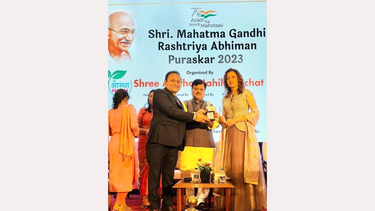 Dr Padmakar Nandekar Received Mahatma Gandhi Rathtriya Abhiman Puraskar 2023 By Hon Minister Darekar & By Bollywood Actress Aditi Govitrikar