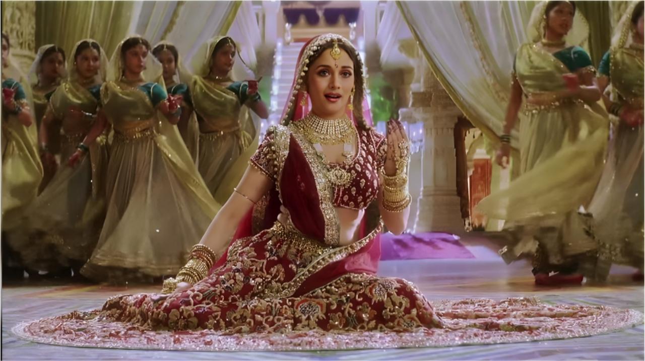 The song 'Kaahe Chhed Mohe' from the movie 'Devdas' is a mesmerizing and sensuous dance sequence featuring Chandramukhi