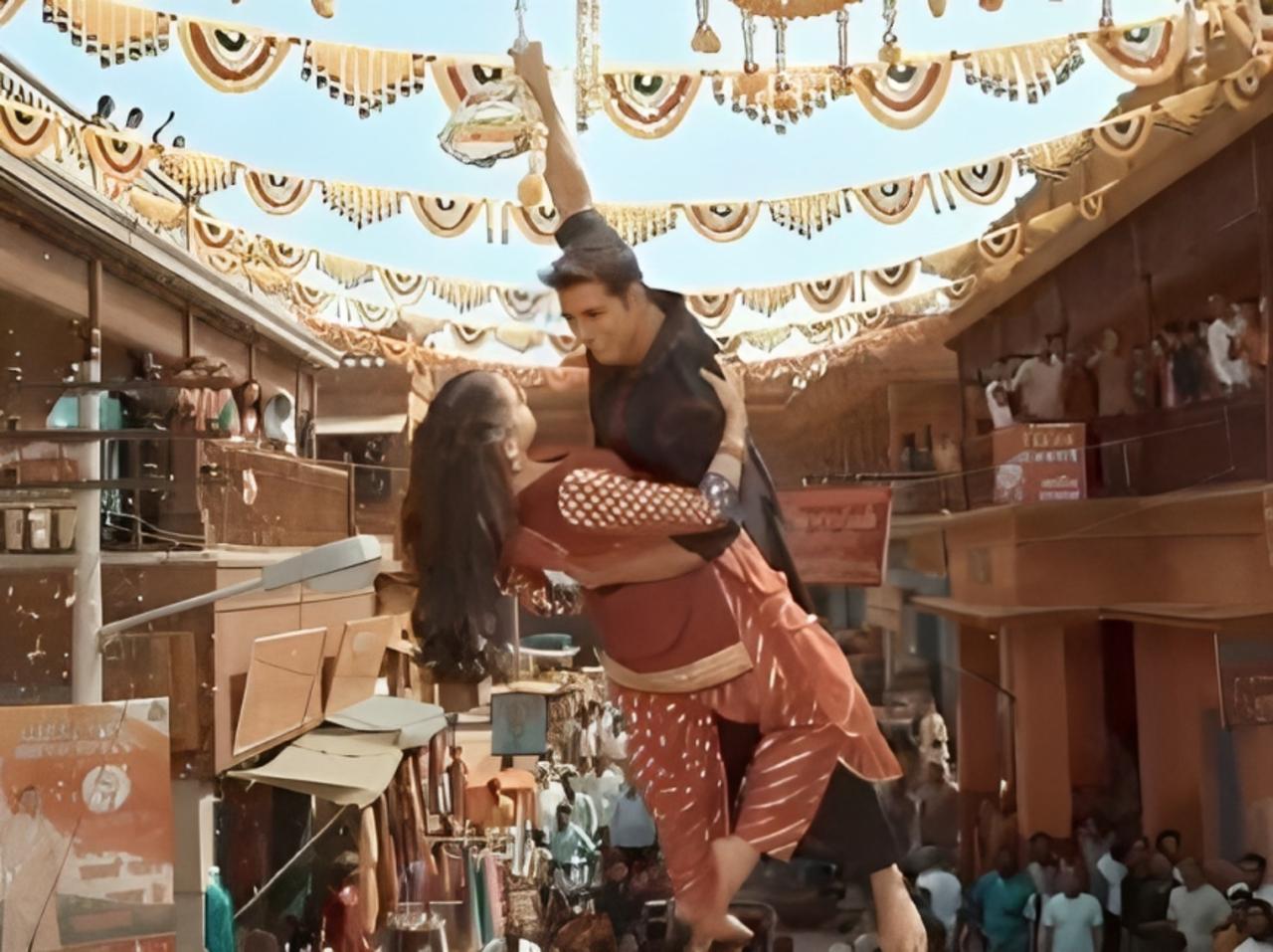 Tere Rang (Murli Ki Ye Dhun Sun Radhike) from Atrangi re is a melodious and heartfelt expression of love. It features the protagonist singing about his unique and passionate love for Radhika