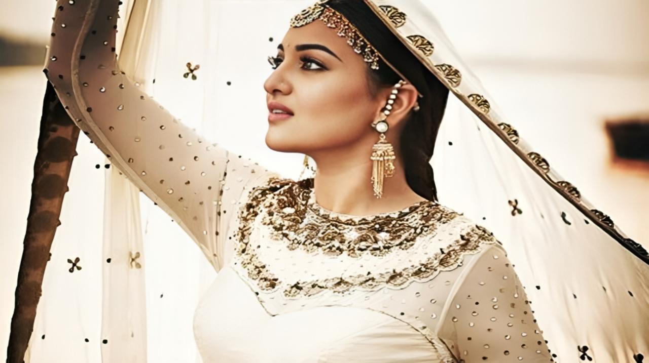 The lyrics and music capture the essence of traditional Indian dance and culture, creating an energetic and vibrant atmosphere. The song's upbeat tempo and catchy tune make it a popular choice for dance performances and celebrations