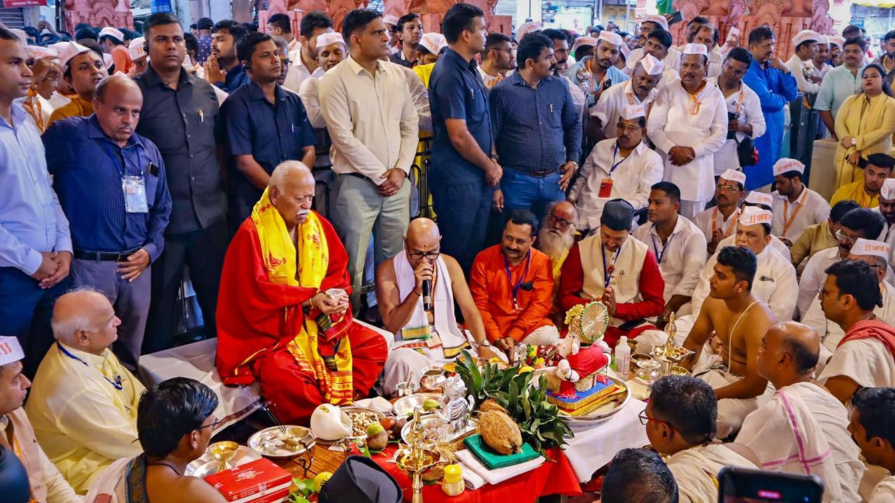 Mumbai: RSS chief Mohan Bhagwat visits GSB Seva Mandal's Ganesh pandal, offers prayers