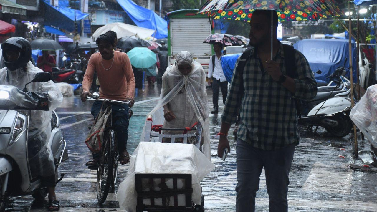 Business in Mumbai's Masjid area too carried per usual as everyone tried to make their way through the narrow alleways. 