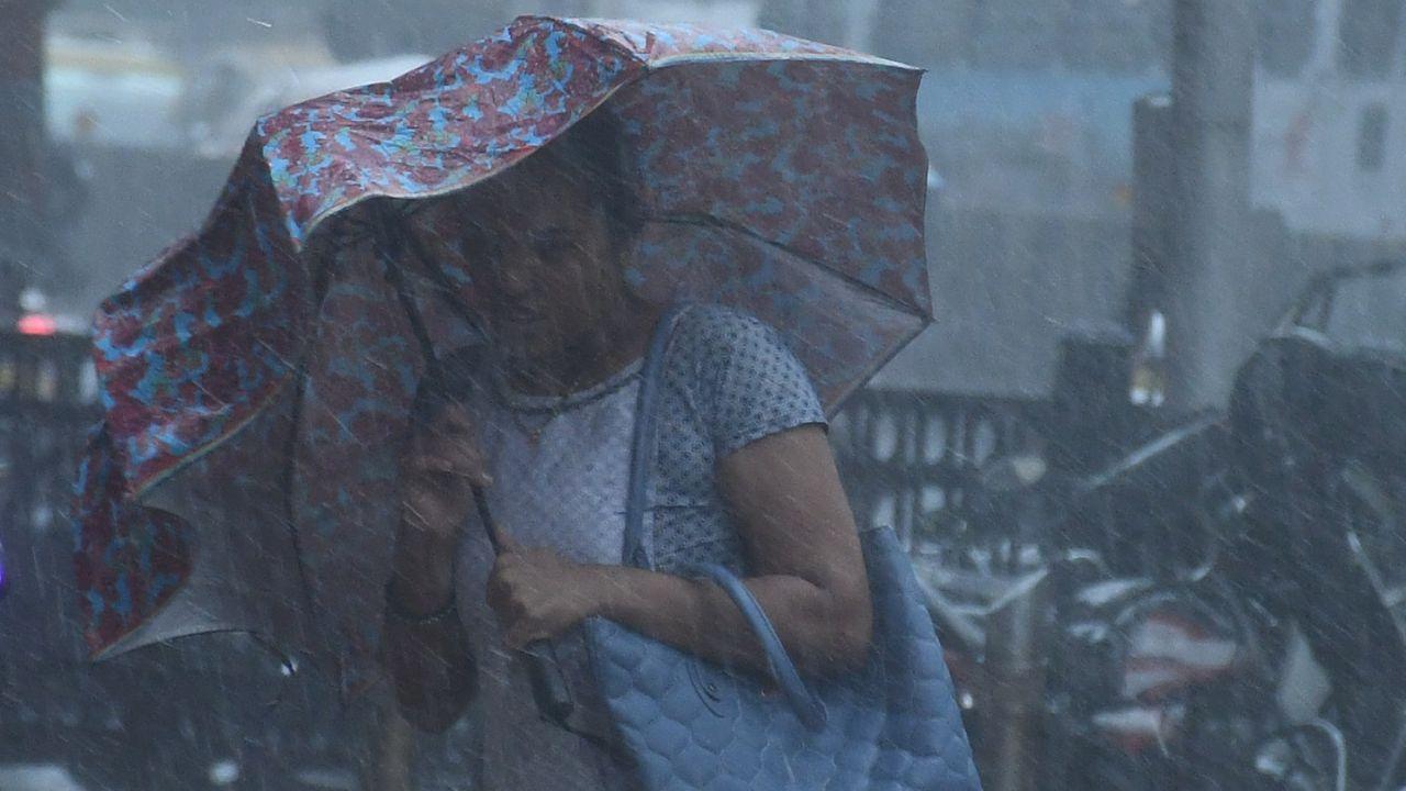According to the India Meteorological Department, moderate to intense rainfall is very likely in districts of Palghar, Thane, Mumbai, Raigad, Ratnagiri and Pune during the next 3-4 hours.