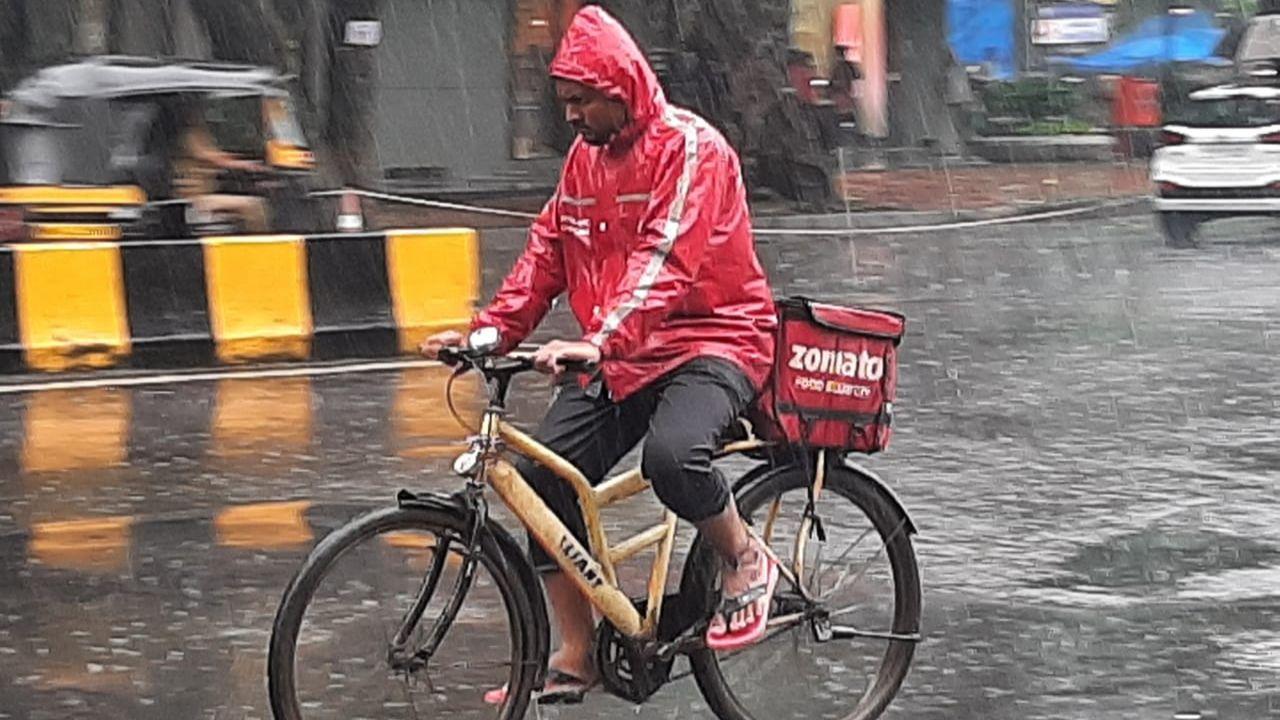 The delivery executive for an online food delivery application was spotted cycling through the rain. 