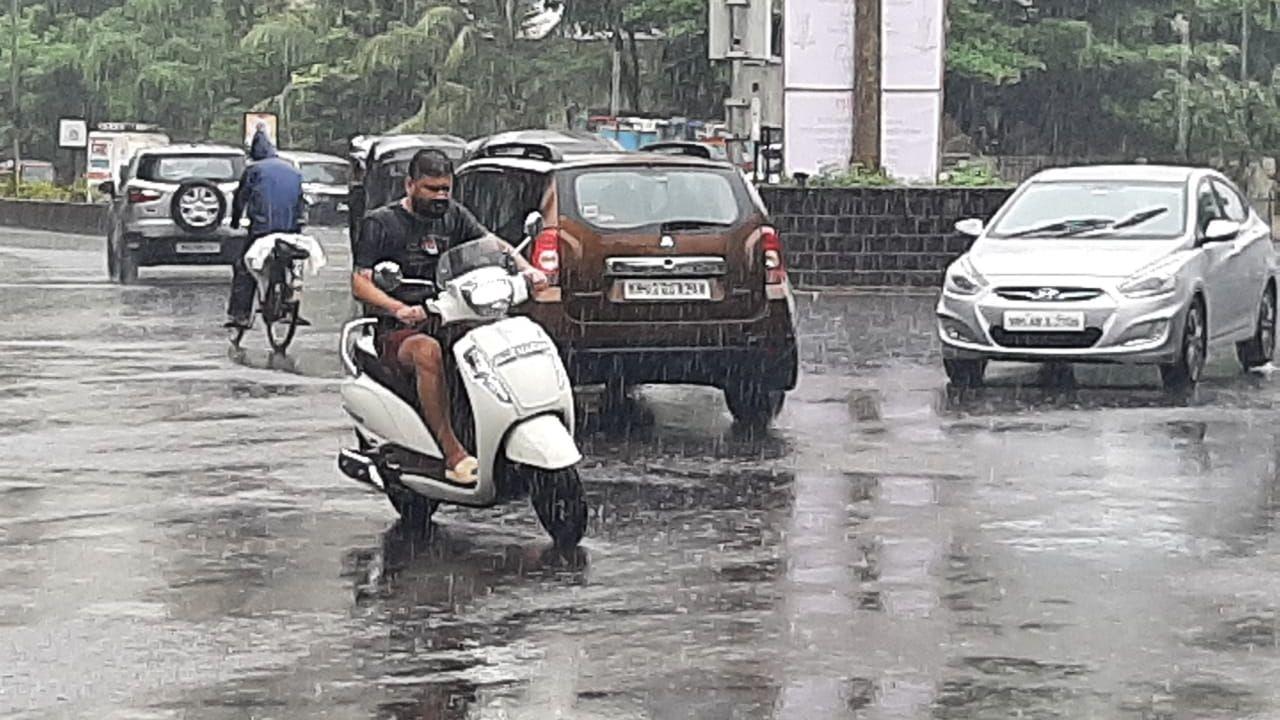 Some were caught unawares in the showers on Saturday and drove through the downpour. 