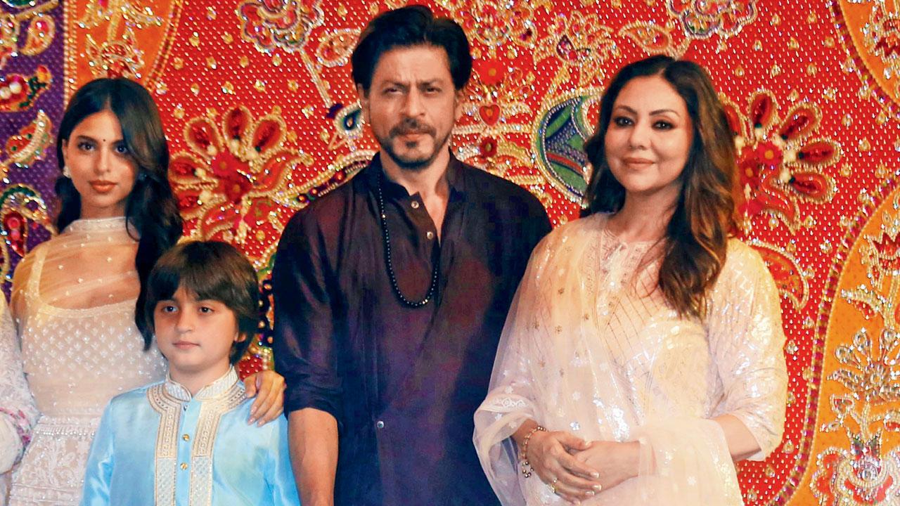 Shah Rukh Khan with wife Gauri and kids Suhana and AbRam