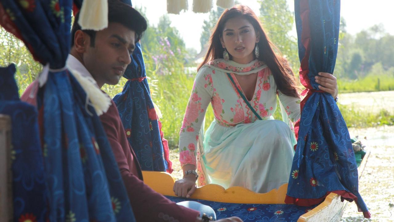 Nishant Malkani and Isha Sharma enjoy lovely Shikara boat ride as they shoot a scene for their upcoming show