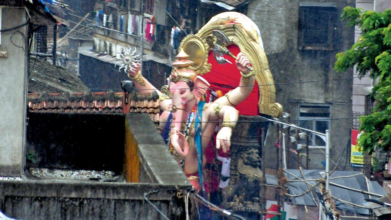 The Khetwadicha Raja idol towers over balconies at Khetwadi while on its way to Girgaon Chowpatty. Pic/Ashish Raje