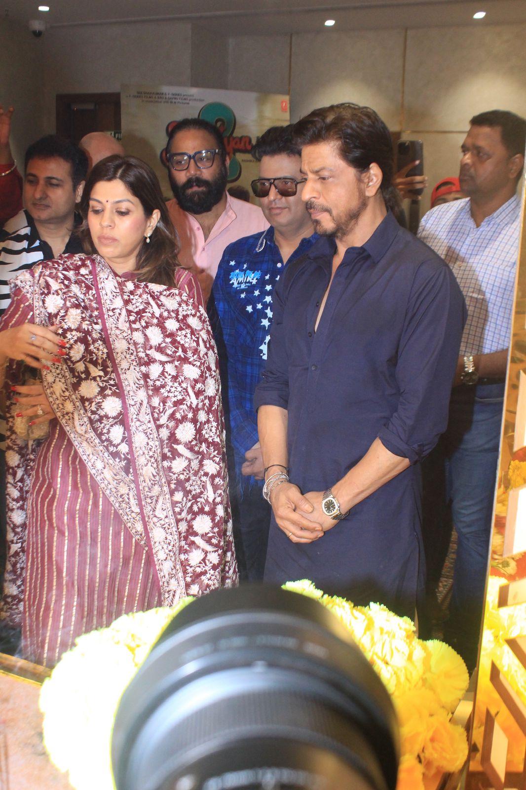 Shah Rukh Khan was clicked at T-series office as he went for Ganpati darshan