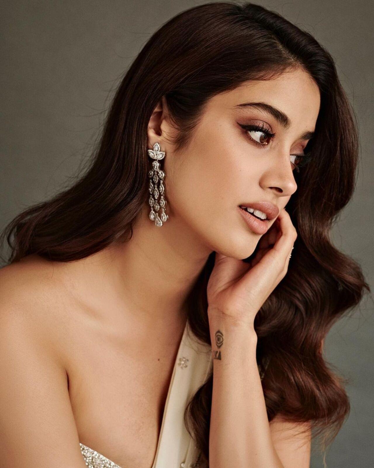What's noteworthy is that she decided to ditch heavy jewelry and instead wore a beautiful and intricate earring, allowing her natural beauty and the saree's elegance to shine through