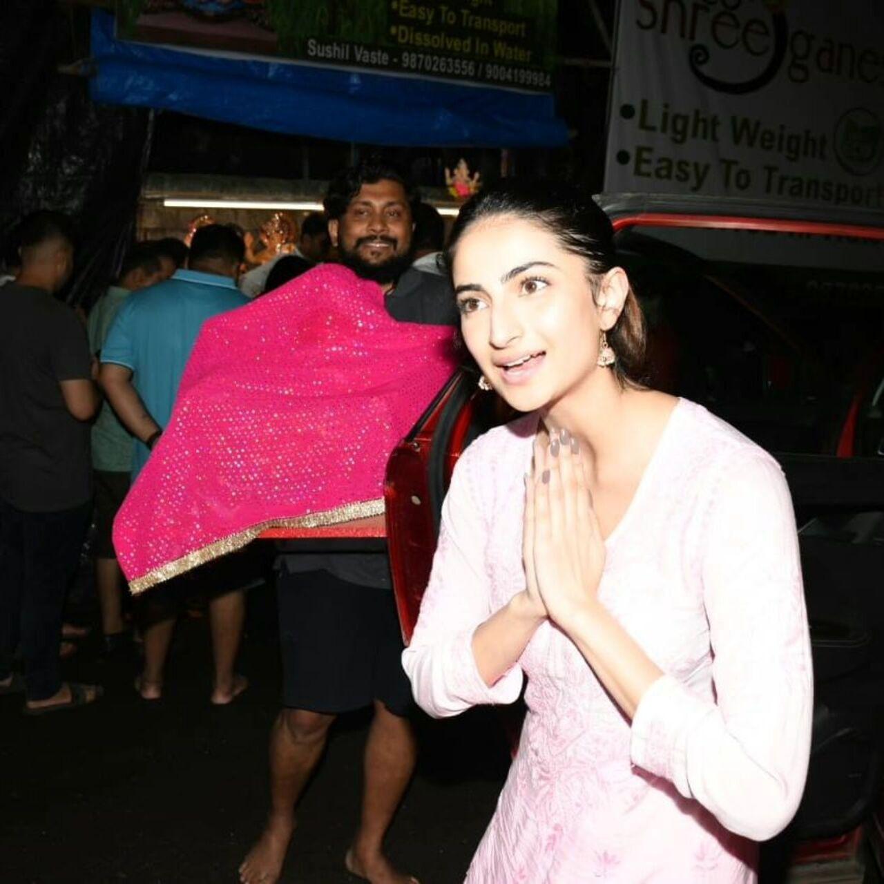 Palak Tiwari greets the paps as she arrives home with the Lord