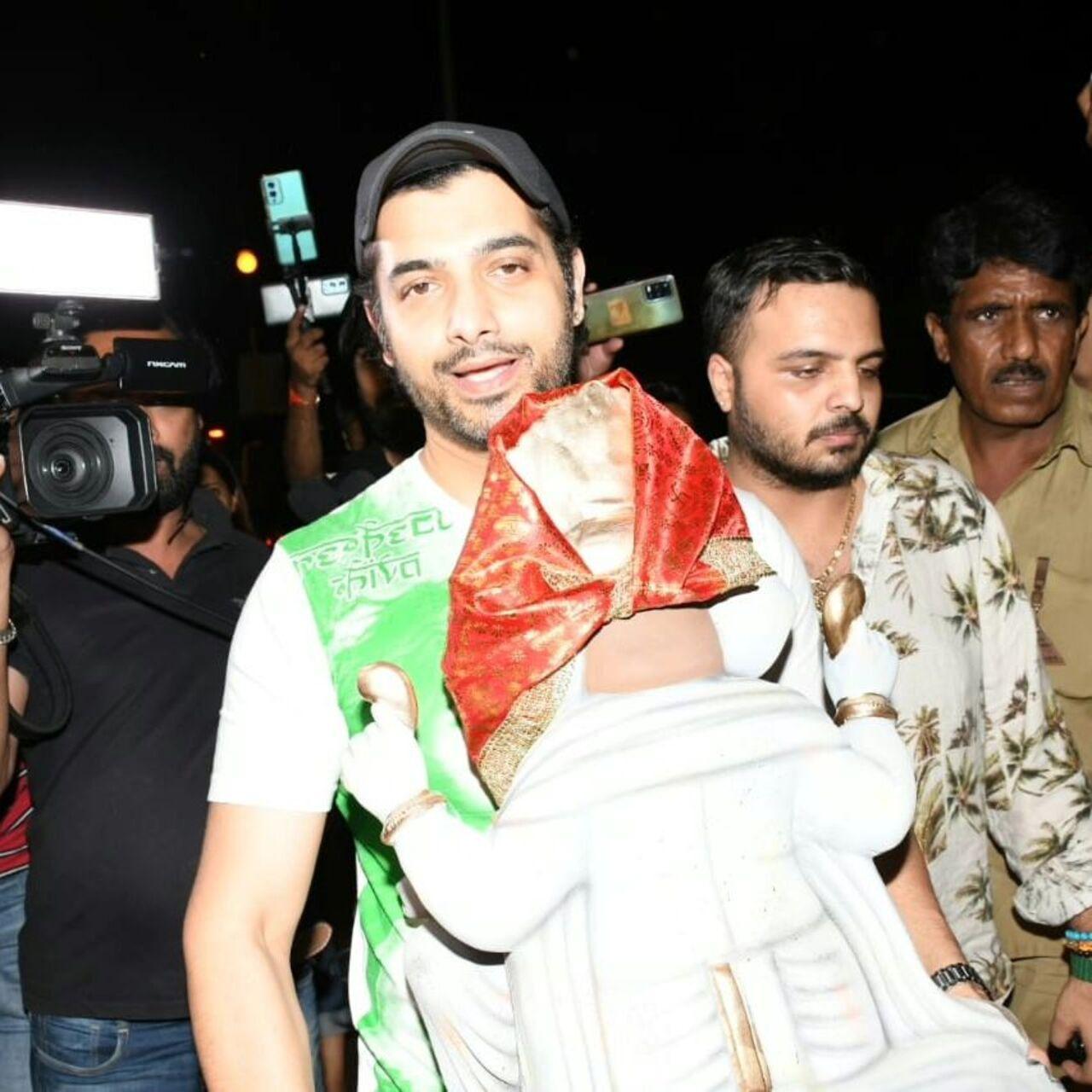 Sharad Malhotra was also seen bringing home Lord Ganesha