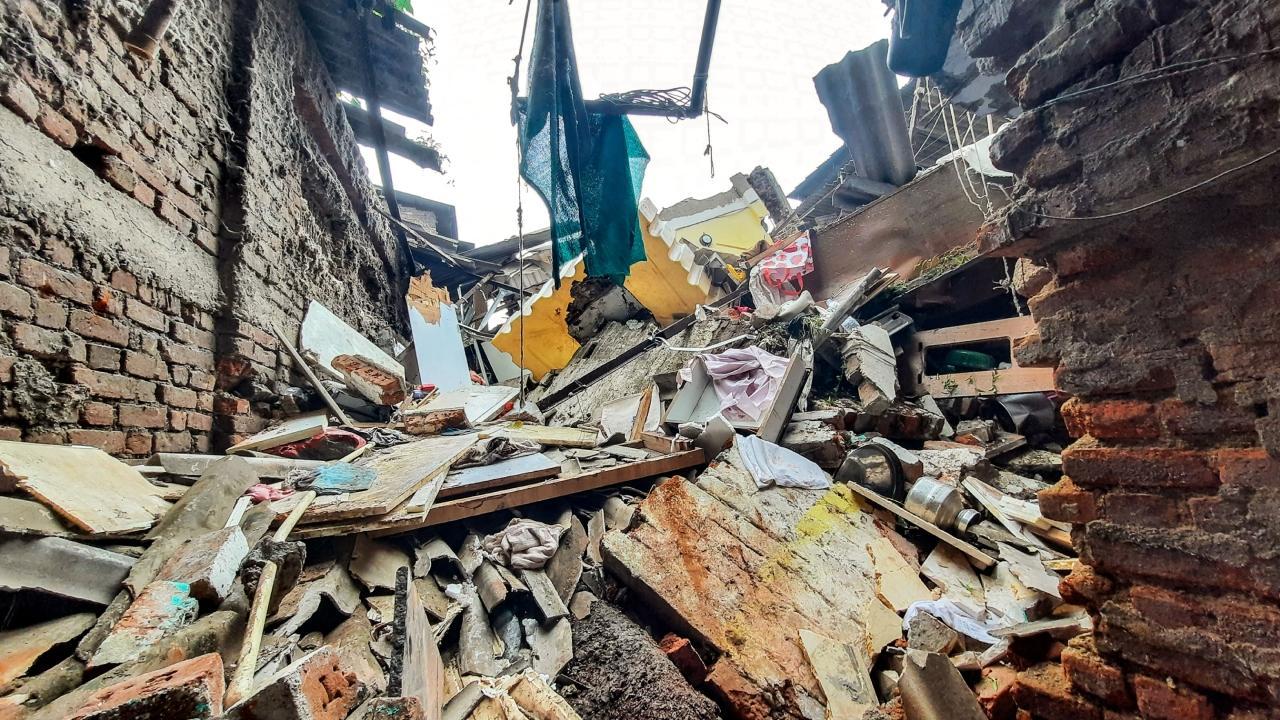 Debris of a building that collapsed Bhiwandi area of Thane on Sunday. Pics/PTI and RDMC