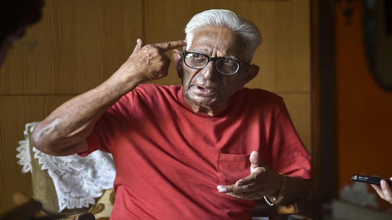 The veteran journalist breathed his last at his residence near Mumbai, as confirmed by his daughter, Anita. File Photo/PTI
