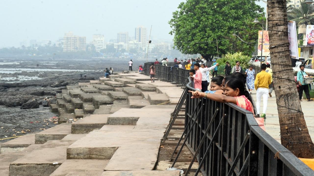 For security and safety, 48 motorboats with 764 lifeguards have been stationed at Chowpatty, ensuring the well-being of devotees during the process. Furthermore, 282 vehicles, including 150 Nirmalya urns, have been arranged to collect offerings from devotees before immersion