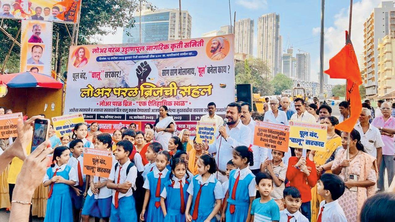 Mumbai: Angry locals bring their kids to Delisle Bridge site to protest delay