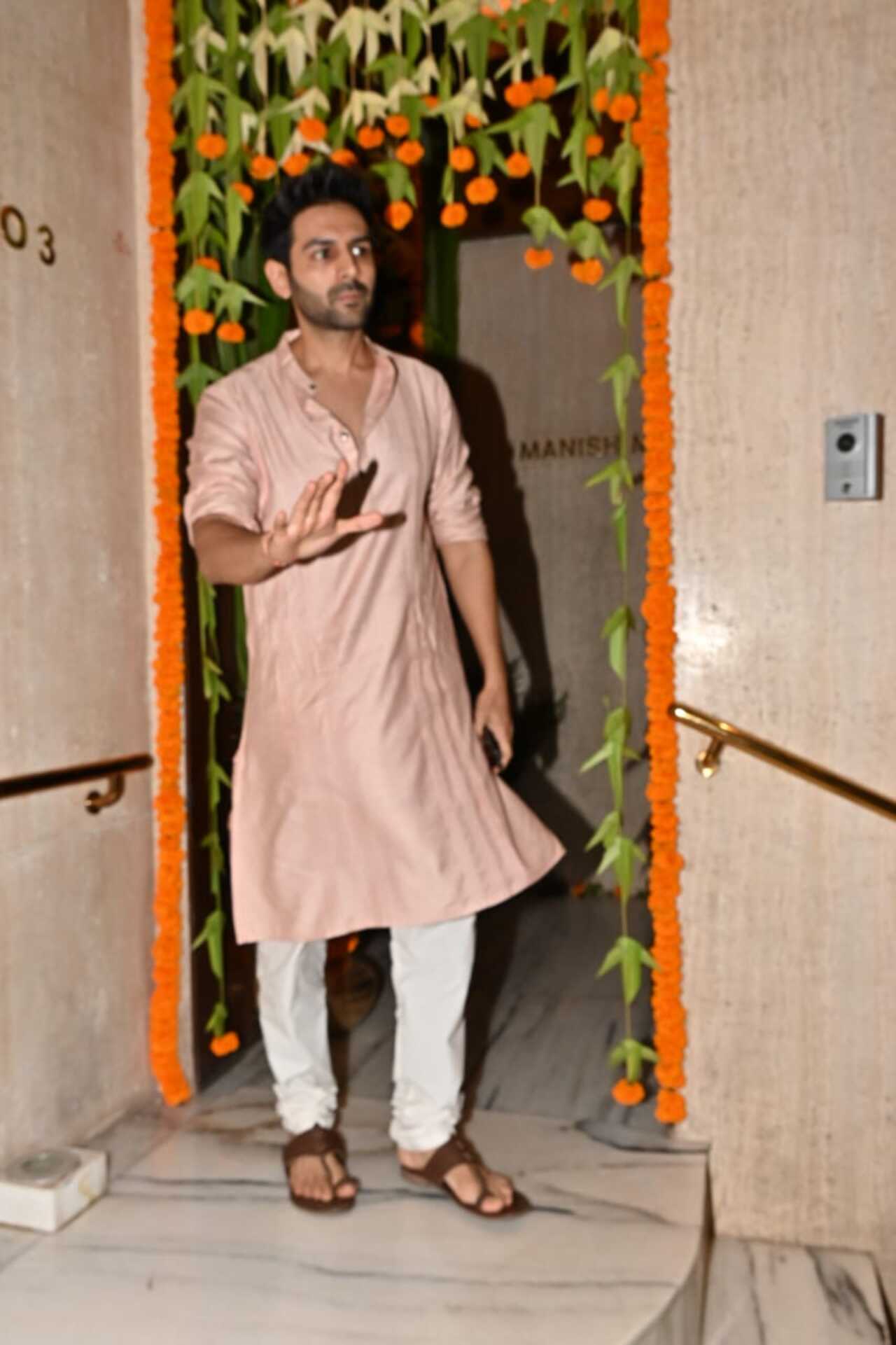 Kartik Aaryan, who visited Lal Bagh Cha Raja earlier today, was snapped at Manish Malhotra's residence