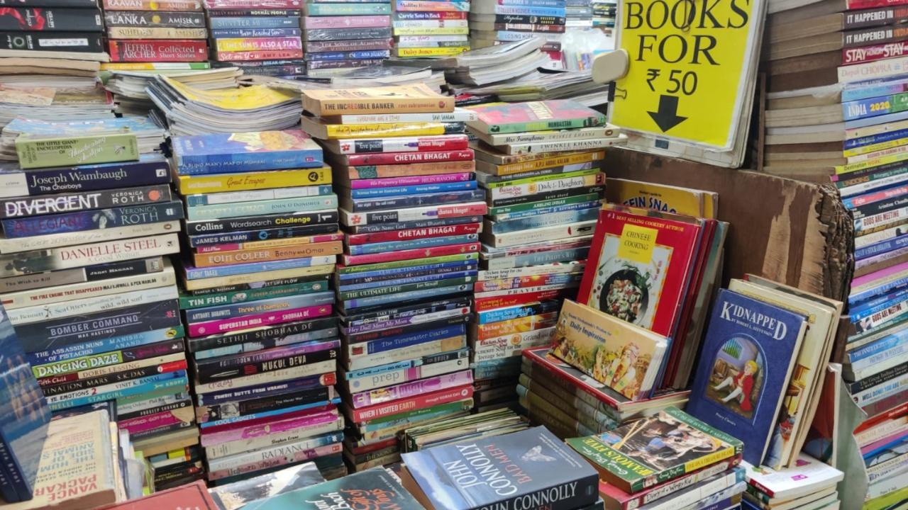 The bookstore is run by Manilal and Kunal Gada, a father-son duo. Set up over 56 years ago in order to earn a living in Mumbai, the store is now popular in the vicinity. 