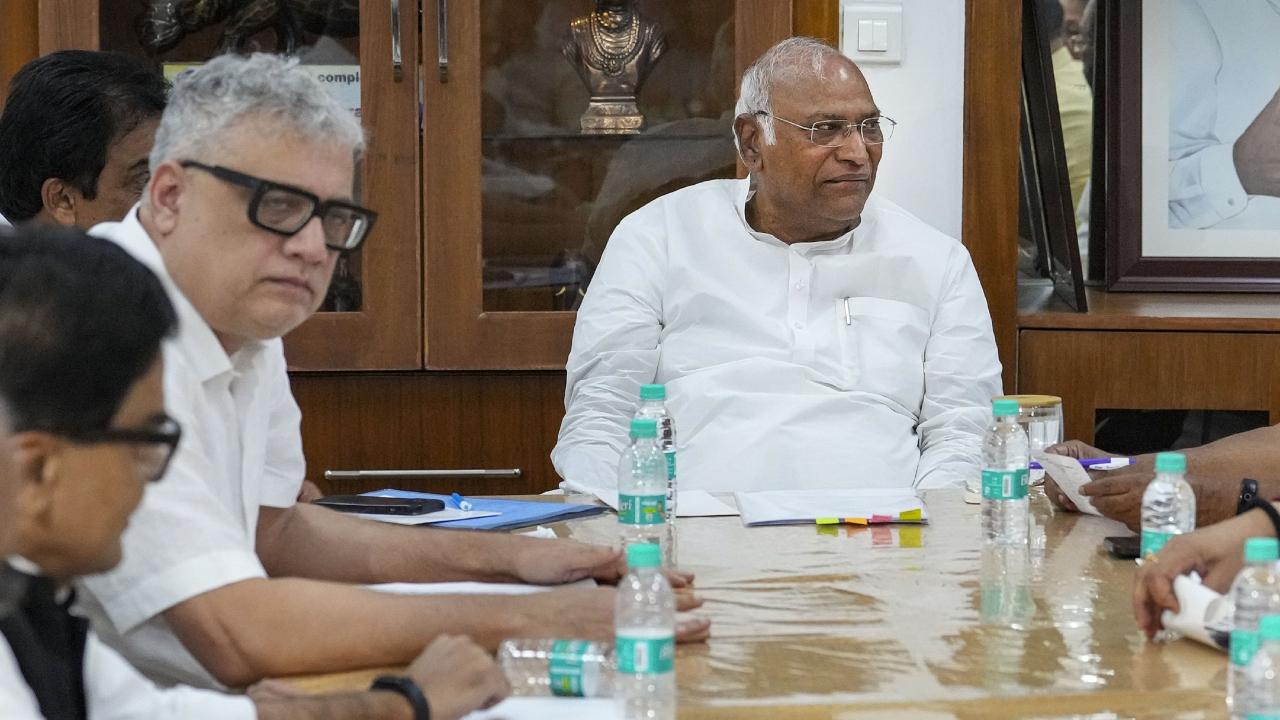 The meeting began at the residence of Congress Parliamentary Party (CPP) chairperson Sonia Gandhi. Congress President Mallikarjun Kharge, Adhir Ranjan Chowdhury including other important arrived at 10, Janpath to attend the meeting