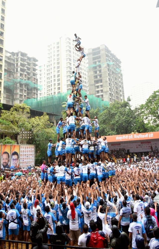 In recent years, some Dahi Handi events backed by politicians in Mumbai and neighbouring cities have become famous due to hefty prize money, the presence of celebrities and entertainment programmes organised there. These Dahi Handis attract huge crowds and a steady flow of Govindas