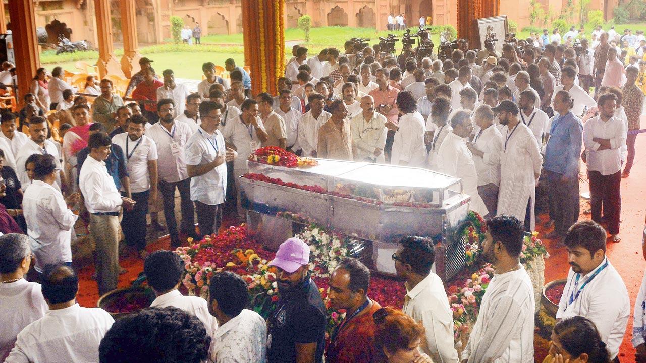 Mourners pay their respects at the funeral of art director Nitin Desai at ND Studios in Karjat, Raigad on August 4. Pic/Satej Shinde