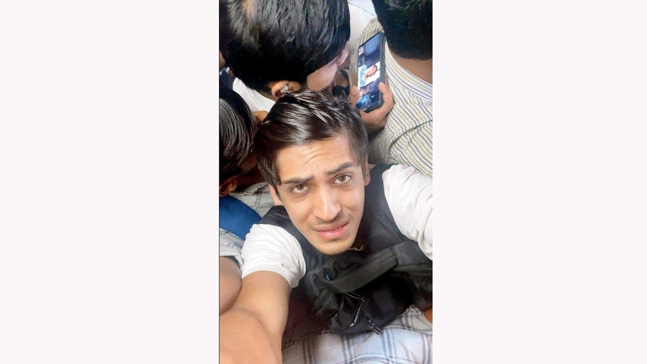 Vir Saini demonstrates how a Mumbaikar feels ‘hawa tight’ when in a crowded local train