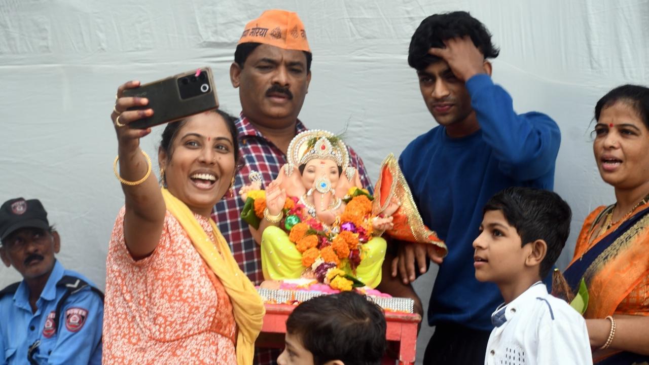 A Brihanmumbai Municipal Corporation (BMC) official said that a total of 6,960 Ganesh idols, comprising 6,930 household ones and 30 from 'sarvajanik' (community) mandals, were immersed till 6 pm across Mumbai