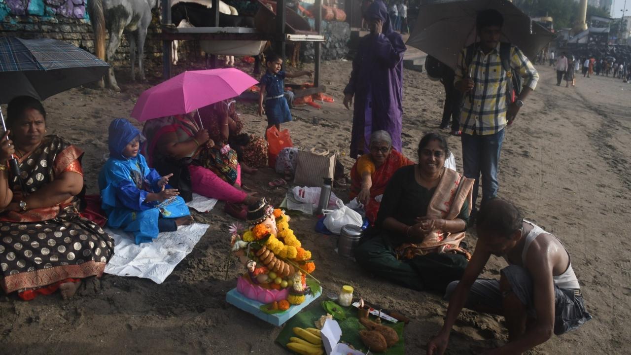 Of these, 2,833 Ganesh idols were immersed in artificial ponds. While 2,819 of them were the idols installed by people at their houses, 14 belonged to the mandals