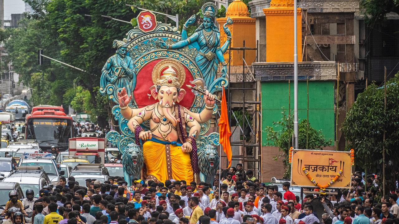 Many people were seen carrying the idols of Lord Ganesh in autorickshaws, cars, and other modes of transport. Several politicians and celebrities from Bollywood install idols of the deity of wisdom and knowledge in their homes every year