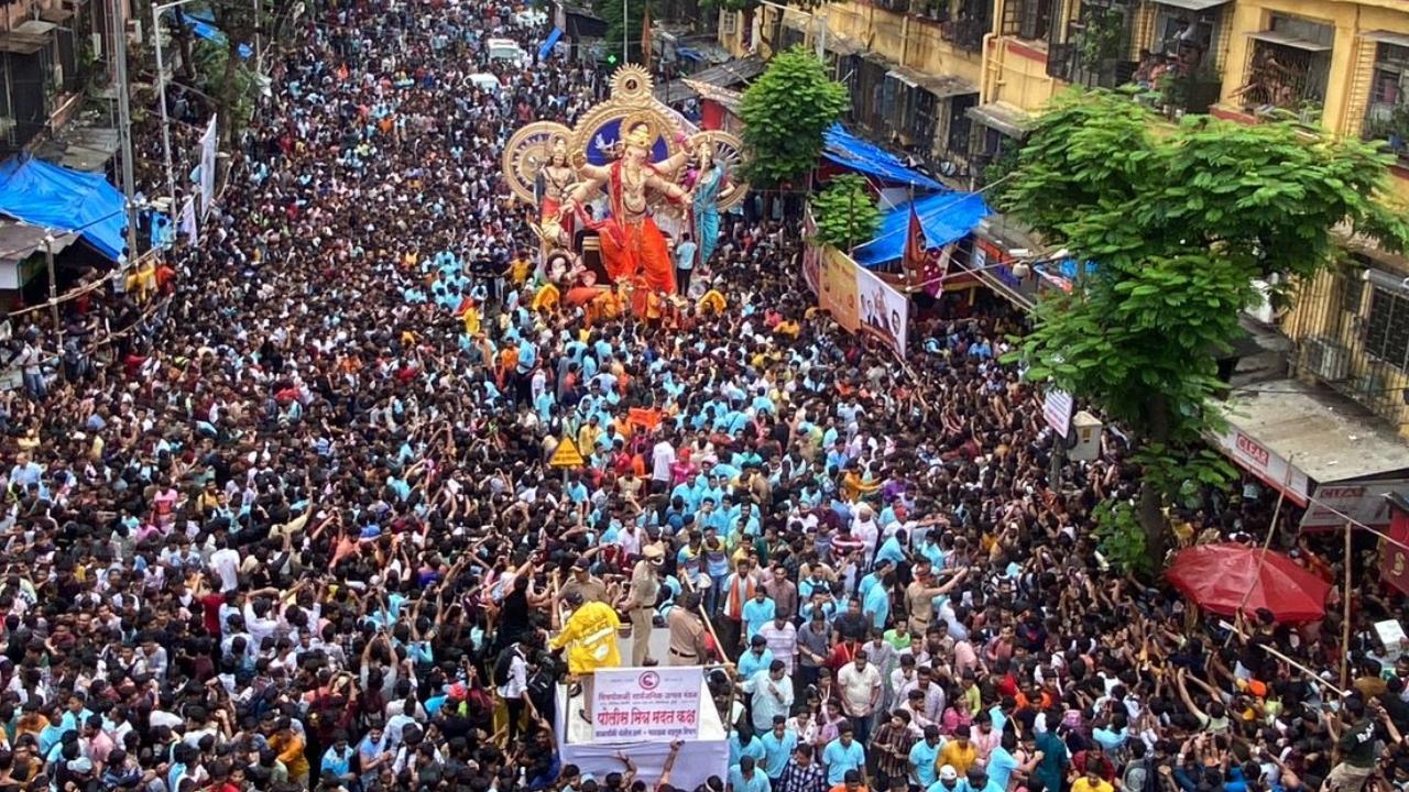 IN PHOTOS: Lord Ganesha arrives in Mumbai amidst a spectacular sea of devotees