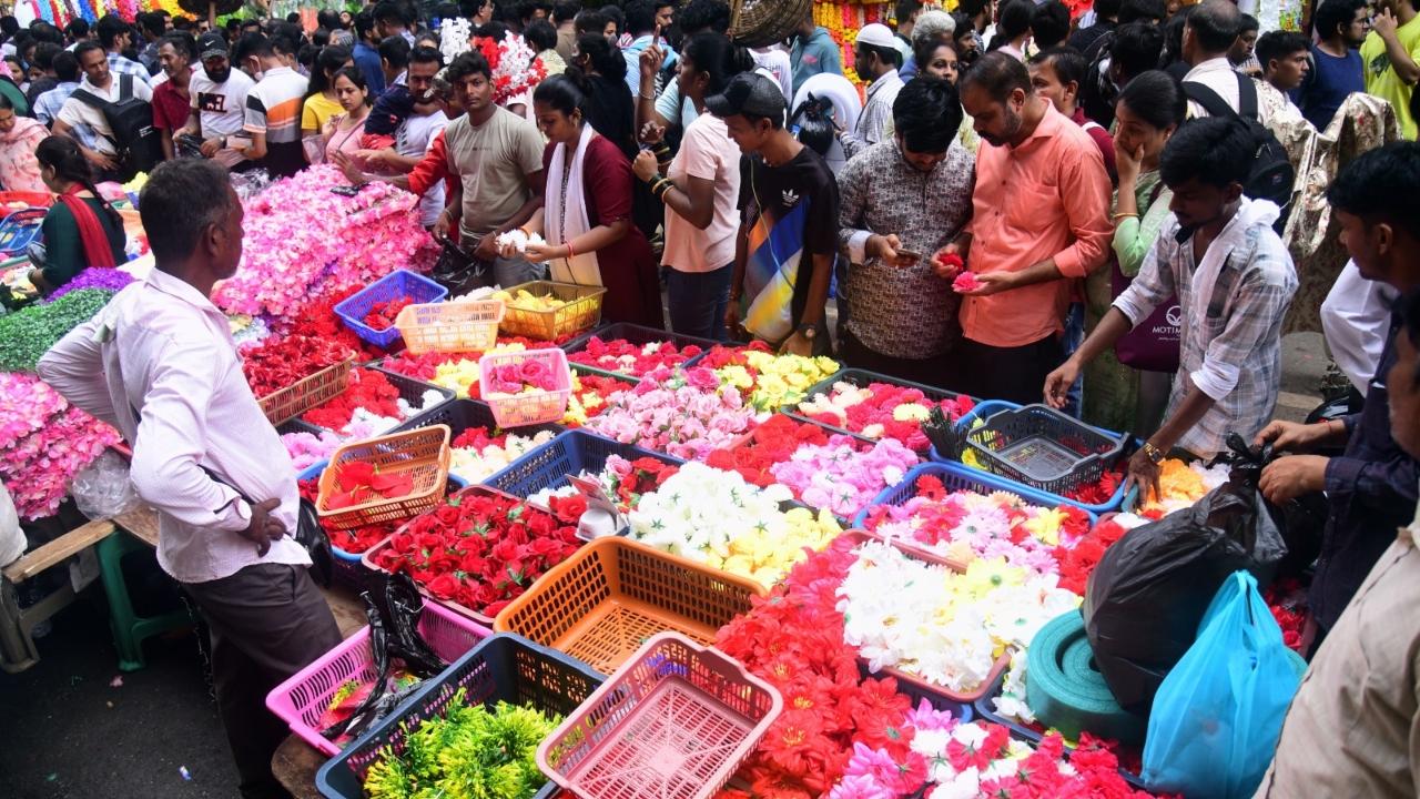 The festival promotes unity, as communities come together to celebrate and share joy. Elaborate decorations, devotional songs, and artistic performances grace the pandals, creating an atmosphere of spiritual fervor/ Pic/Shadab Khan