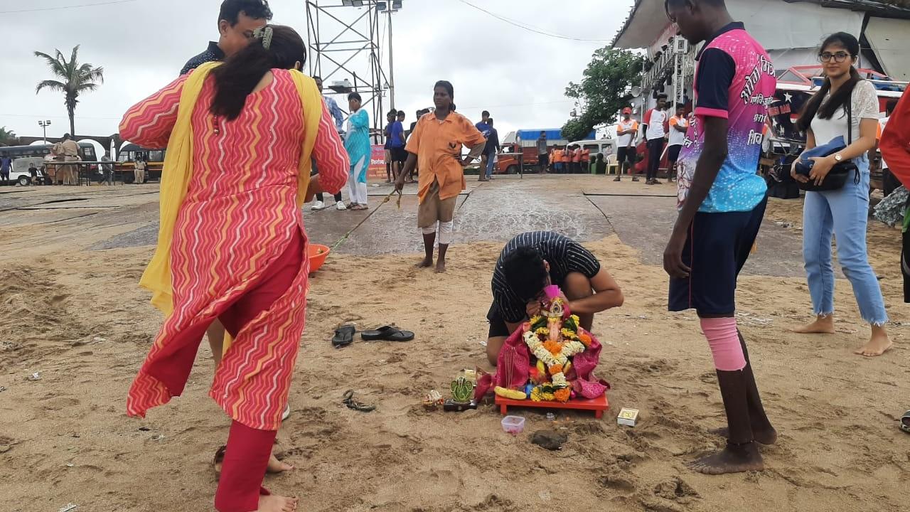Some people bid farewell to the Lord after 10 days, some install the idols for a shorter time period which usually varies. Families can perform visarjan rituals after either one and a half days or three days. Some families culminate the festival on the fifth day and some on the seventh day
