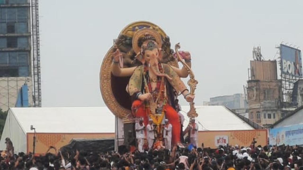 Mumbai News LIVE Updates: 2,450 idols immersed by 3pm across Mumbai