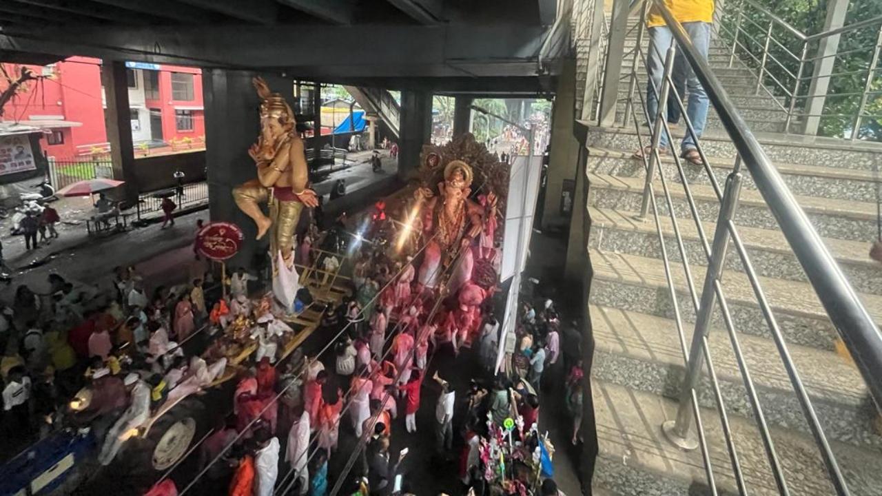 A large number of people were seen waiting on both sides of roads for the final 'darshan' of the idols