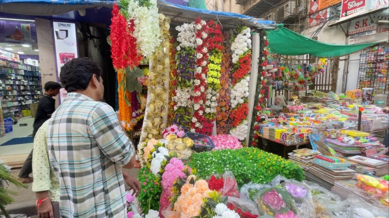 For those who are yet to buy the ‘Makhar’ (The holy structure where the idol is placed for worship), one can find exciting options to choose from on the streets of Crawford Market