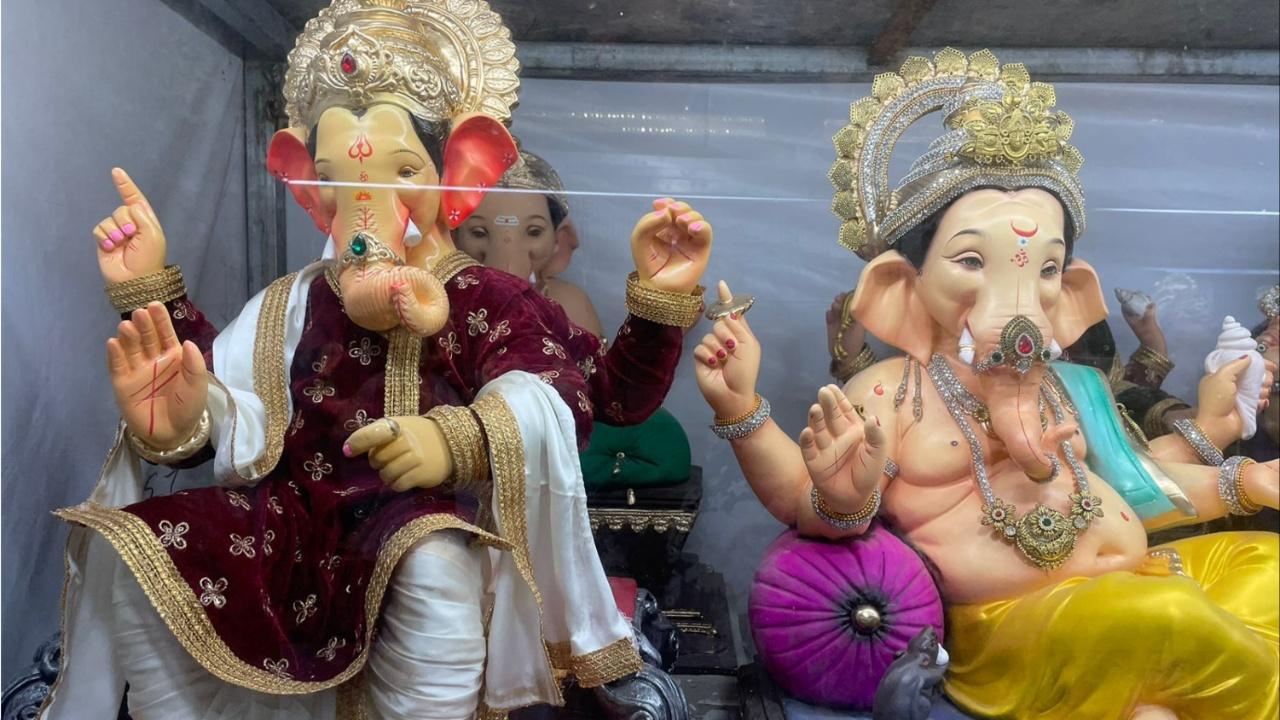 Devotees have stylised demands for the drape styles on Ganesha’s body. To cater to the evolving demands, Sagar Panchal, an idol-maker from Labaug, has come up with creative draping styles – one where the drape flows from both the shoulders of Ganesha, one where He is clad in Kurta with a drape on one shoulder and another where the drape flows from the right shoulder and left arm