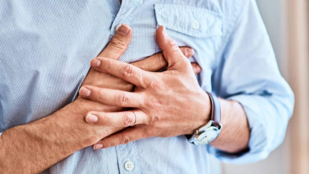Health expert lists down alarming symptoms of heart attack and treatment