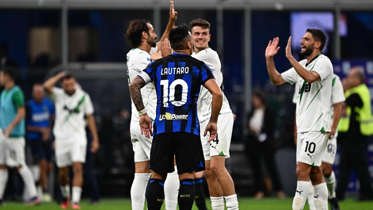 Inter'sperfect start ended by 2-1 loss to Sassuolo. AC Milan catches city rival 
