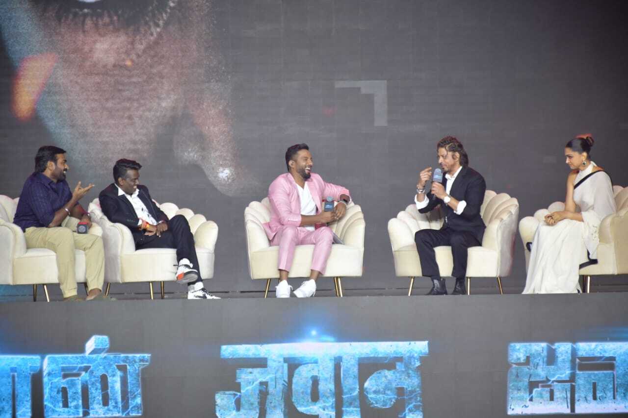 SRK recreates the 'bete ko...' dialogue
Shah Rukh Khan recreated the viral 'bete ko haath lagane se pehle baap se baat kar' dialogue at the 'Jawan' press conference amid a thunderous cheer from the audience