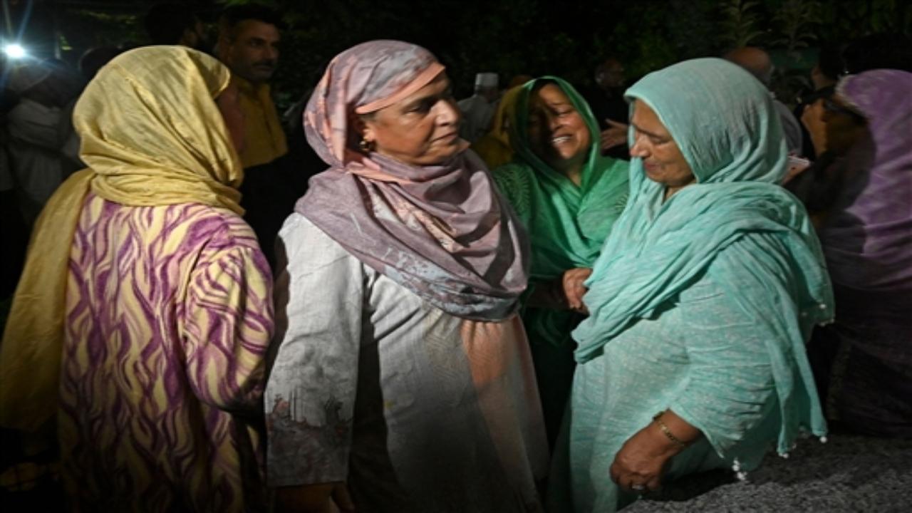 Women were seen wailing and shrieks filled the air as the coffin came out of the ambulance. DGP Dilbag Singh, ADGP Kashmir Vijay Kumar, DG CID R Swain, SSP Srinagar Rakesh Bhalwal, SSP Budgam besides other officers of the police participated in the funeral of slain DySP