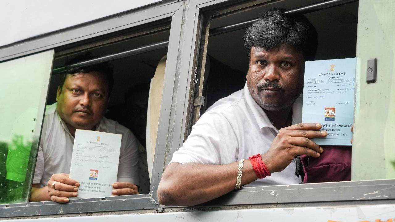 In Pics: Kolkata’s MGNREGA job card holders leave for Delhi to protest