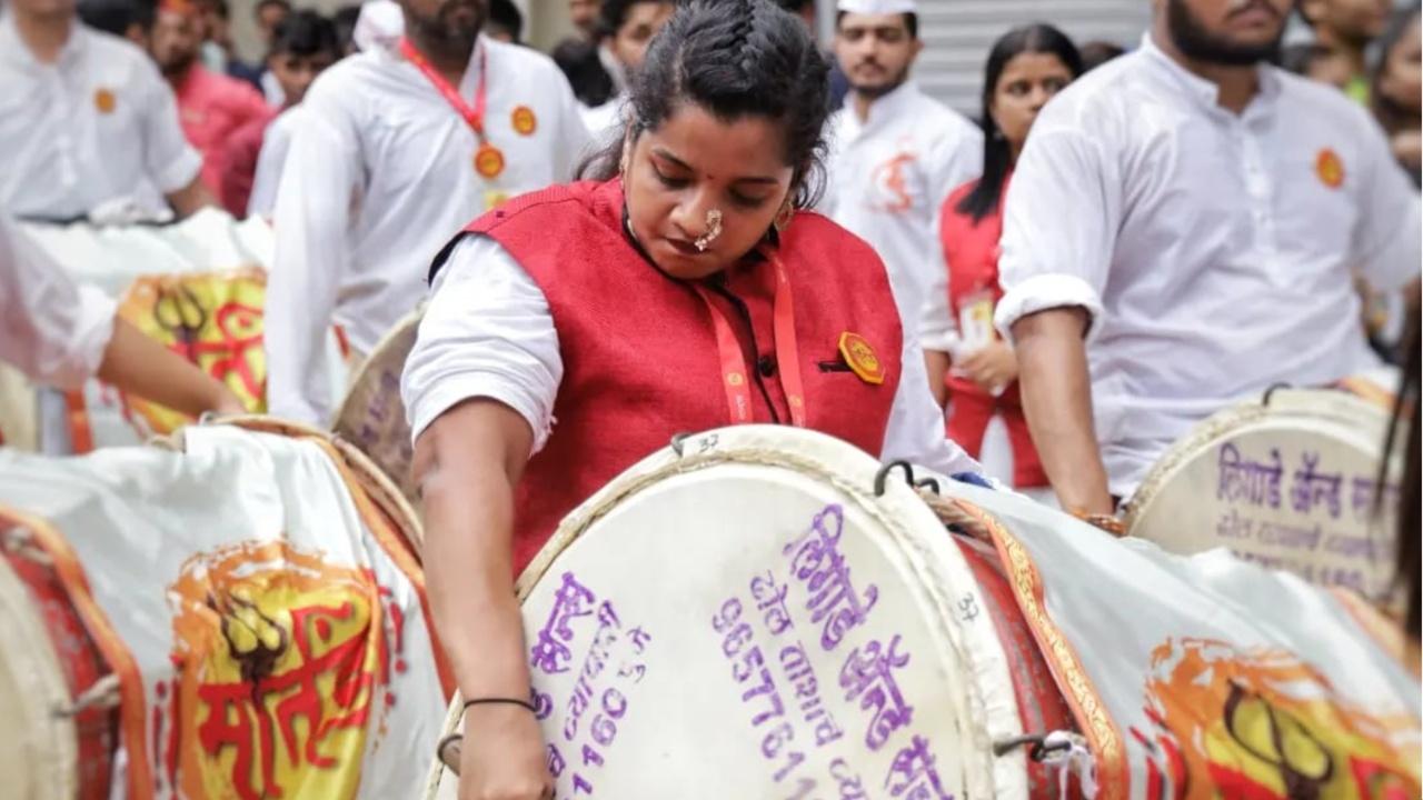 The members of the dhol tasha groups usually have a uniform that involves wearing a white kurta and pants with a layered jacket of their respective group. However, the ladies have gone all out looking absolutely stunning in their Indo-Western attire. 