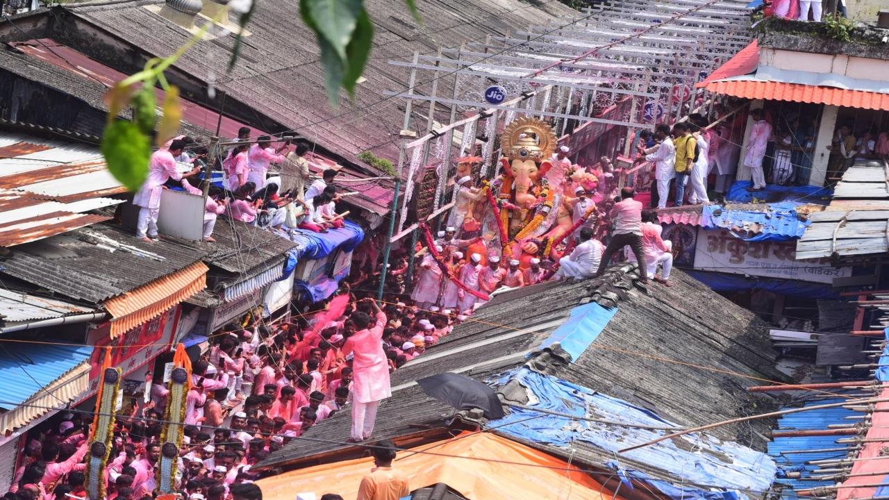 In Mumbai's Lalbaug area, famous for celebrating the festival with grandeur, the procession of idols of Tejukaya and Ganesh Gully mandals started with chants of 'Ganapati Bappa Morya, Pudhchya Varshi Lavkar Ya' (come soon next year Lord)