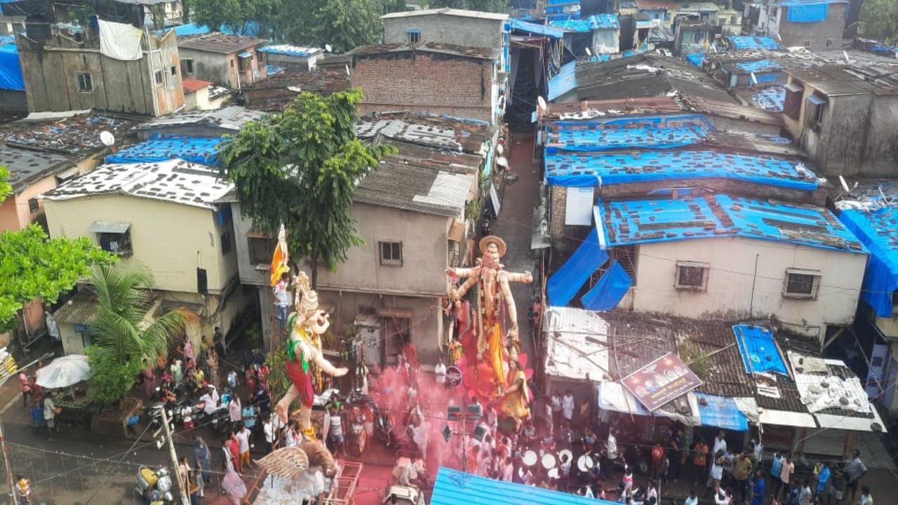The procession of the famous Lalbaugcha Raja idol, that attracts maximum number of devotees during the 10-day festival, started at around 11.30 am. A large number of people were seen waiting on both sides of roads for the final 'darshan' of the idol