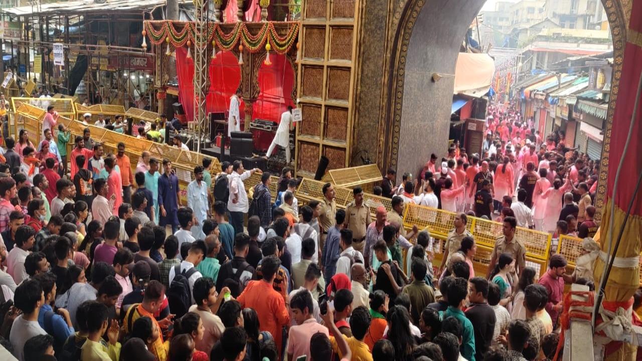 Amid the beating of drums and chants of 'Ganpati Bappa Morya', various Ganesh mandals in Mumbai on Thursday started processions to immerse the idols of the deity, marking the culmination of the 10-day festival.