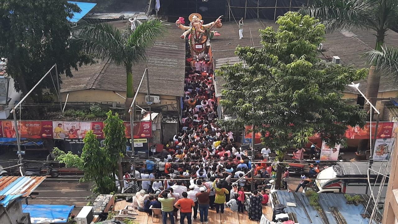 Mumbai Live: Lalbaugcha Raja visarjan procession on way to Girgaum Chowpatty