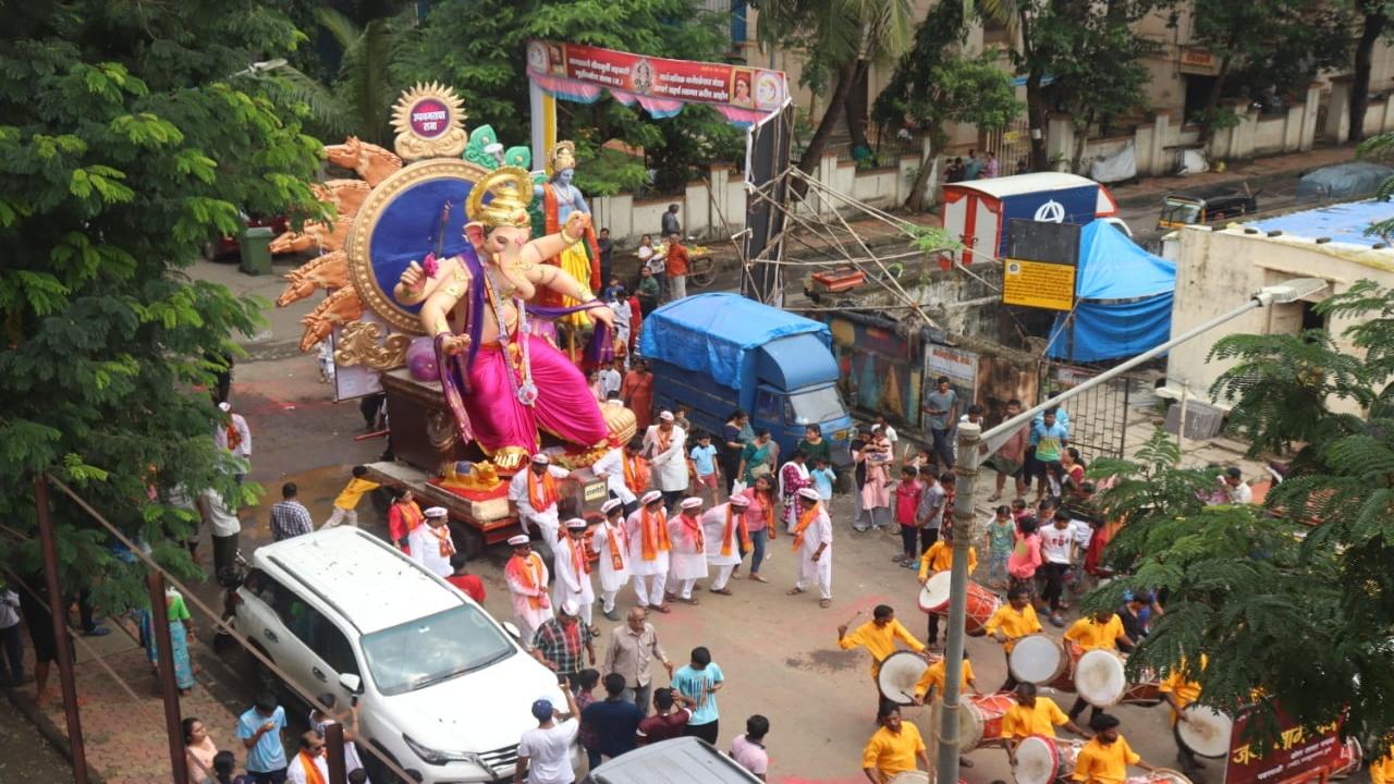 Thousands of people gathered on the streets of Lalbaug and other major procession routes of Ganesh idols to bid farewell to the deity with heartfelt prayers and witness the vibrant processions being taken out with music, dance and sprinkling of 'gulal' (vermillion powder)