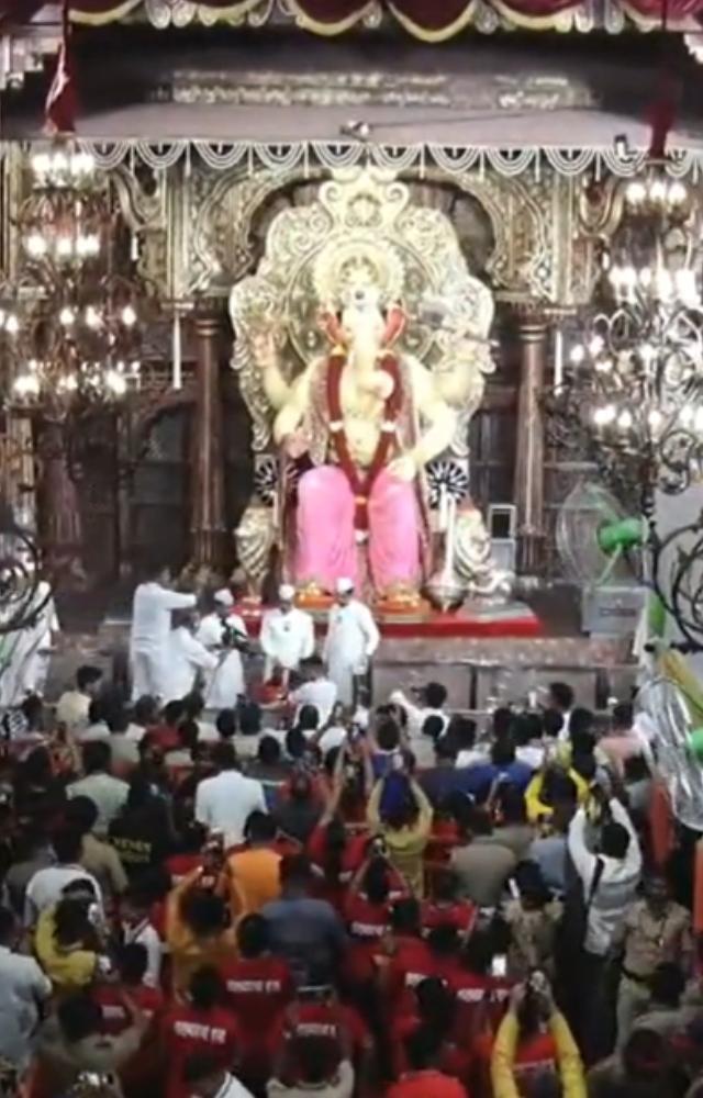 Devotees begin reaching Lalbaugcha Raja for darshan