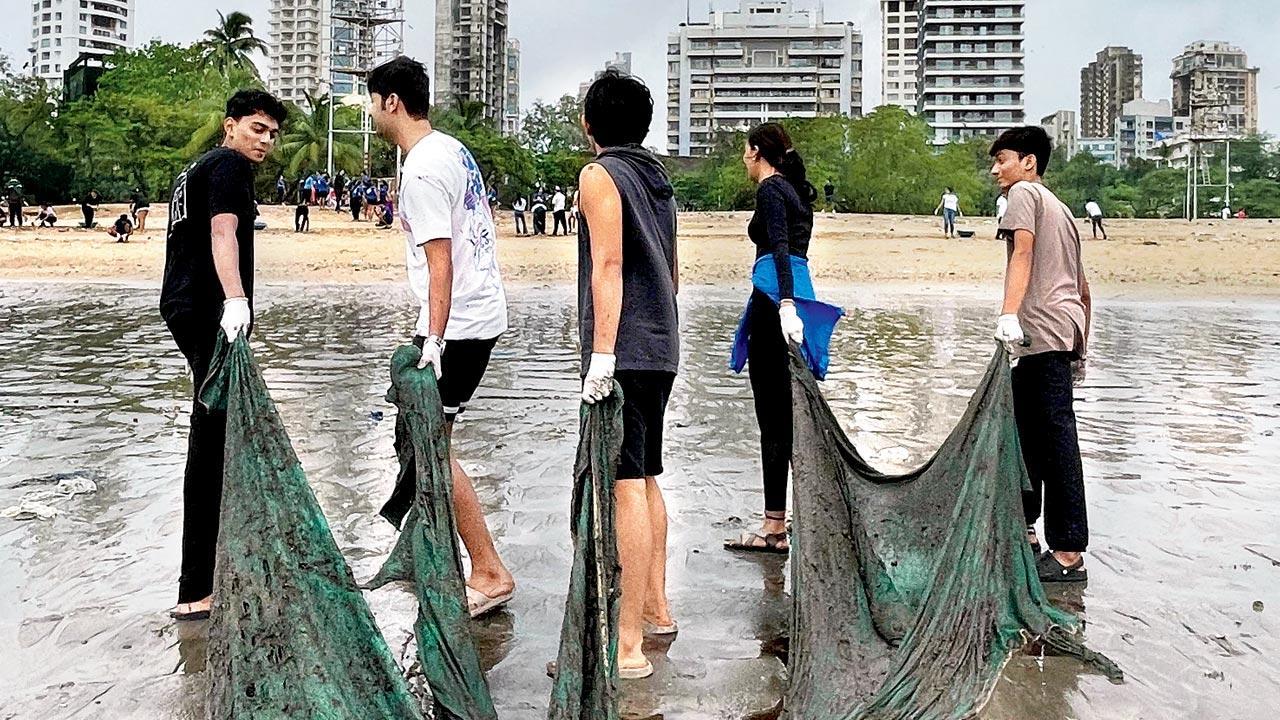 Let’s clear the Mumbai coast with these clean-up drives post Visarjan