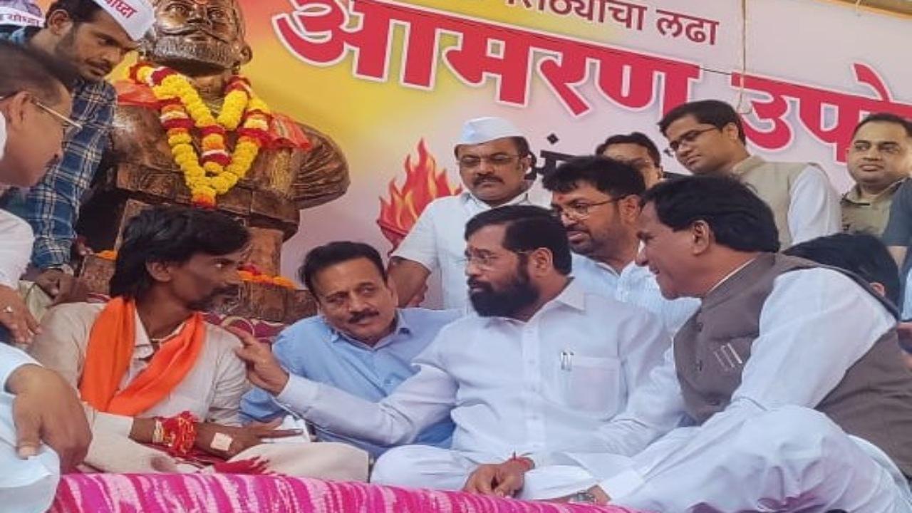 Maharashtra Chief Minister Eknath Shinde, accompanied by some of his ministerial colleagues, visited Antarwali Sarati village in Jalna district, where the protest was on, and met Jarange in the morning.